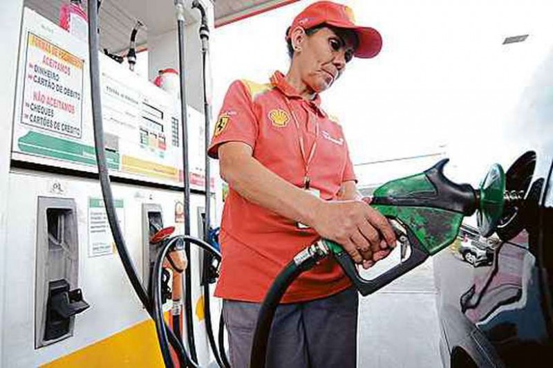 Gasolina cara e chuvas salvam indústria do etanol