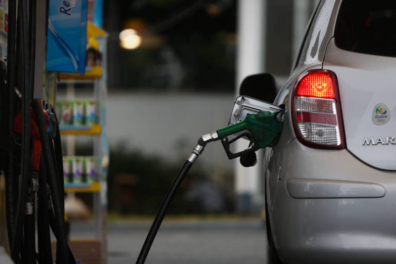 Argentina cancela congelamento e sobe preço da gasolina