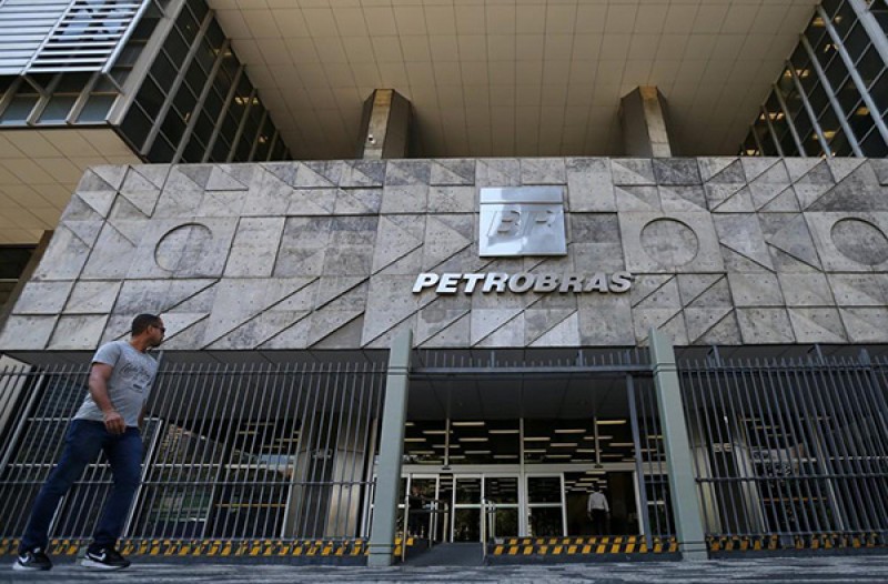 Petrobras eleva em 2,5% preço médio da gasolina nas refinarias