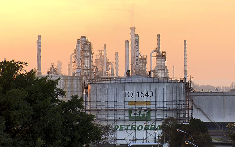 Petrobras reduz em 3% preço da gasolina nas refinarias